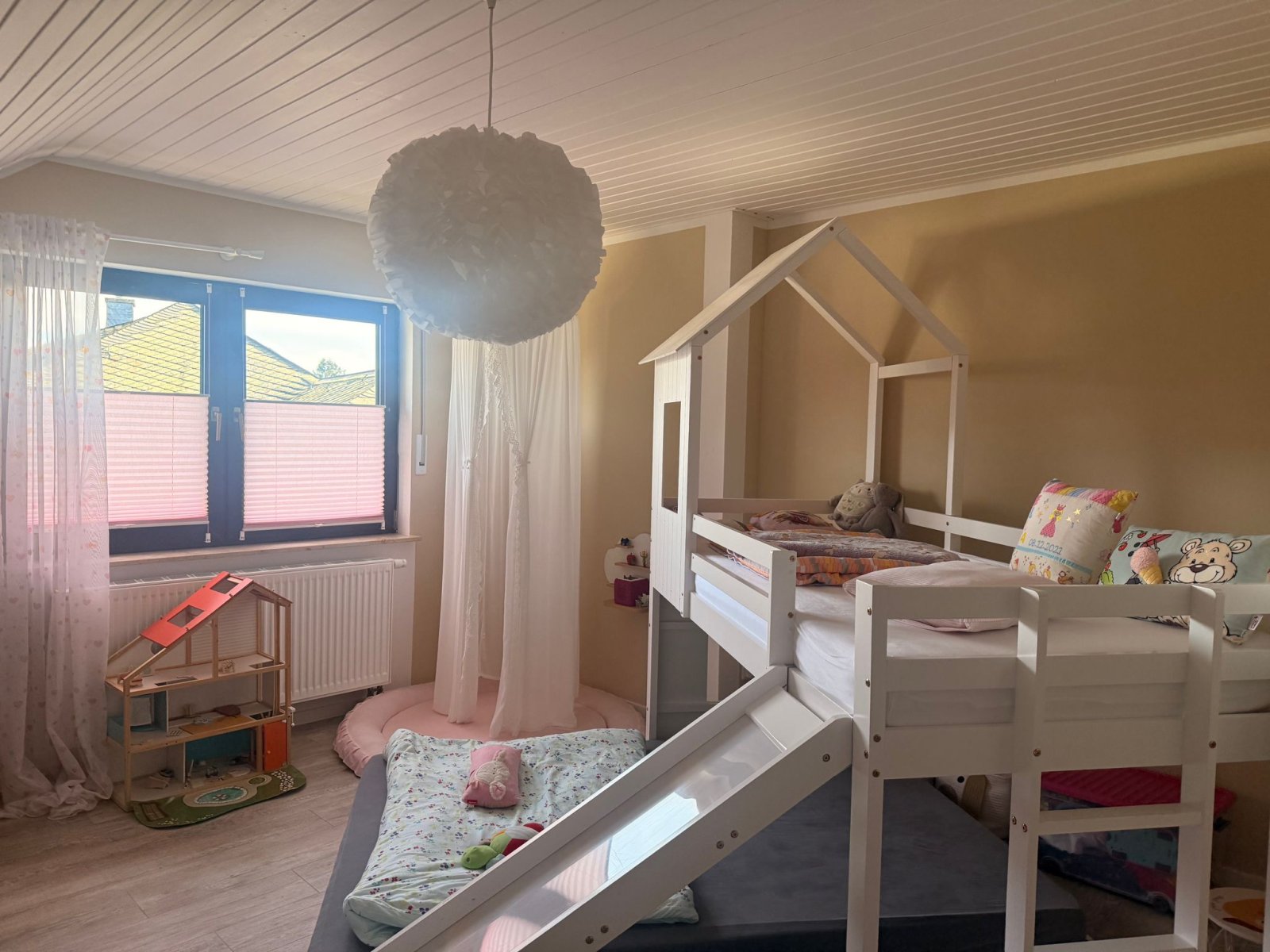 Familienparadies, Mehrgenerationenwohnen oder Wohnen und Arbeiten mit Doppelgarage und Garten in Veitsrodt